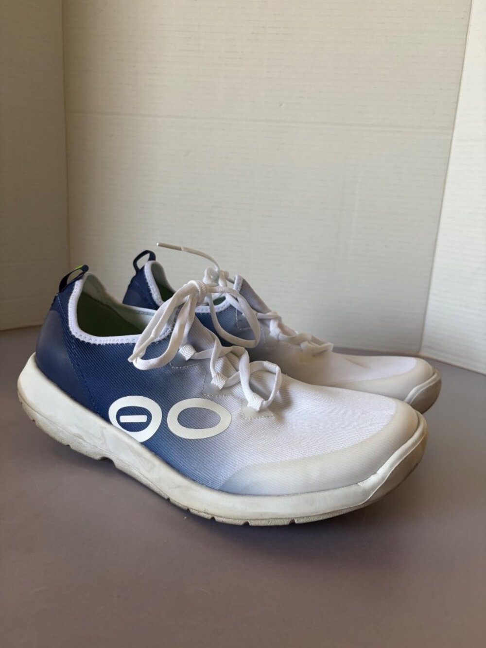 OOFOS Womens White & Navy Slip-On Sneakers Size 8